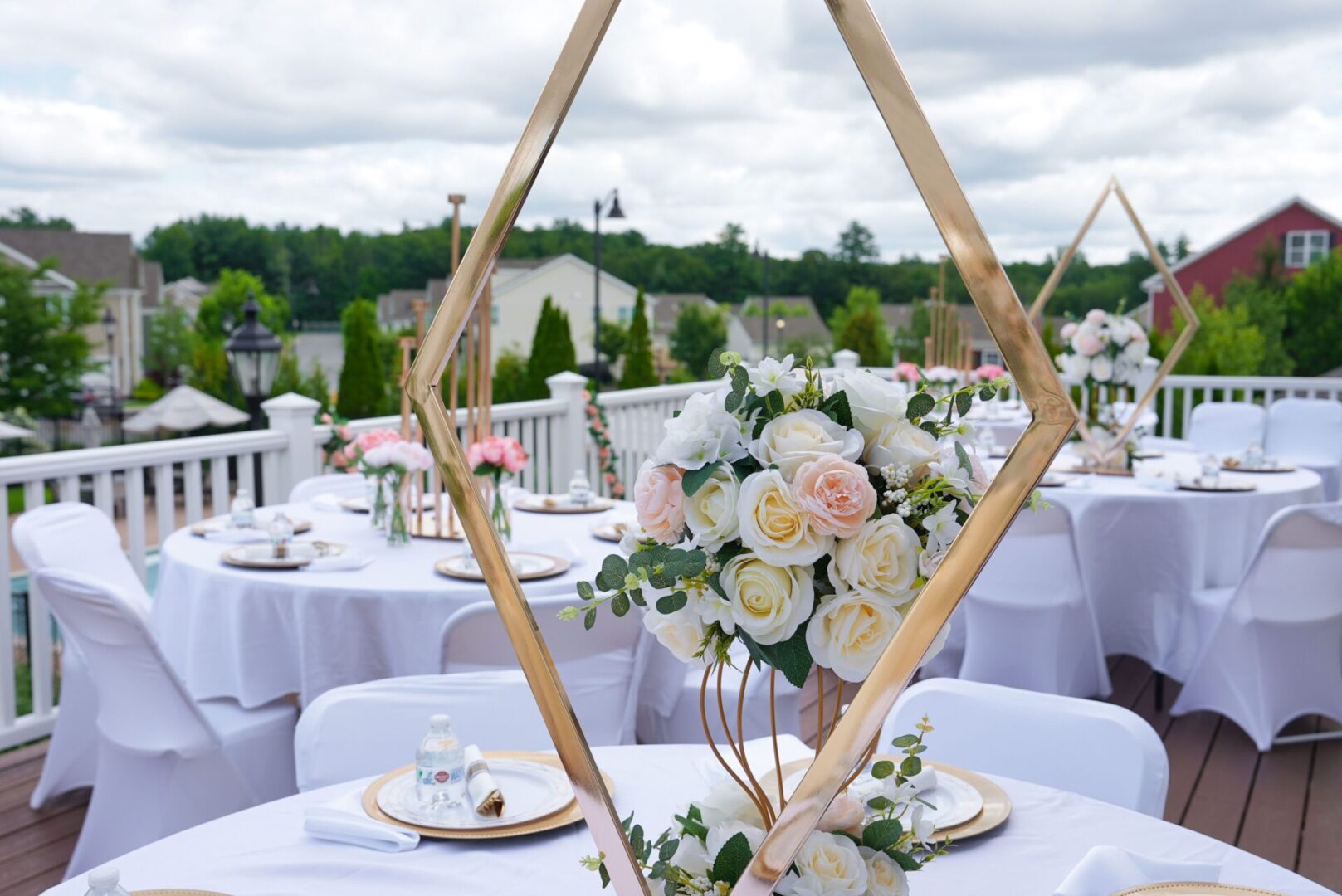 A table with white tables and gold plates